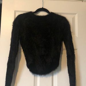 BRANDY MELVILLE CROPPED FUZZY SWEATER